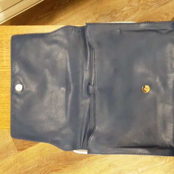 VINCE CAMUTO NAVY BLUE LEATHER CLUTCH PURSE AUTHENTIC - Picture 3 of 7